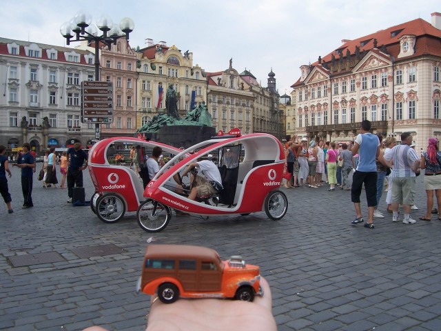 Woodie - Czech - Staromestske namesti - red cars