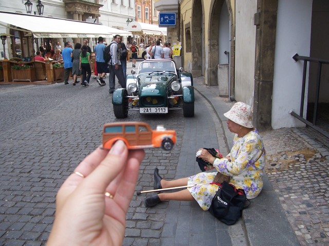 Woodie - Czech - tired lady and a green car
