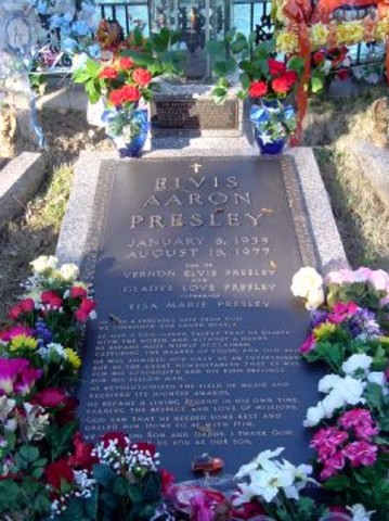 16 Elvis' grave