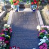 16 Elvis' grave